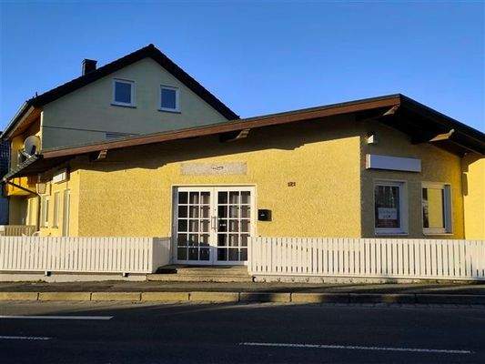 Außenansicht mit Terrasse