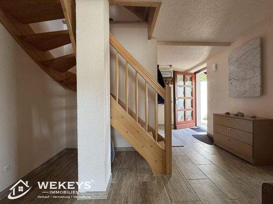 Eingangsbereich mit Treppe ins OG