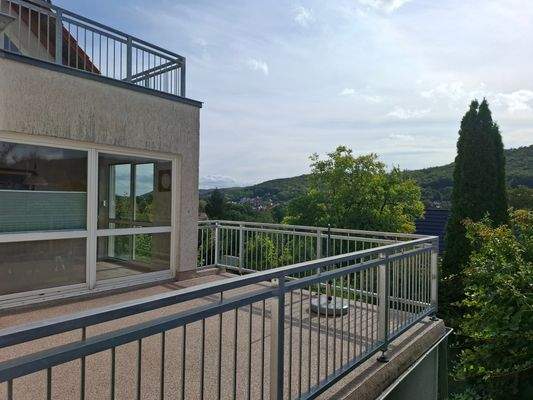 Große Terrasse an der Küche bzw. Esszimmer