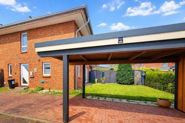 Eingangsbereich mit Carport