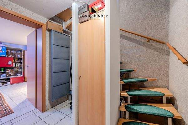 Treppenhaus mit Zugang zum voll unterkellerten Bereich