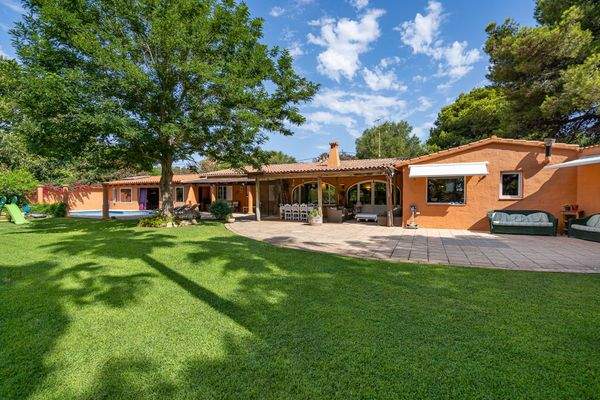 Wundervolle, ebenerdige Finca mit herrlichen Garten und Pool in Llumesanes