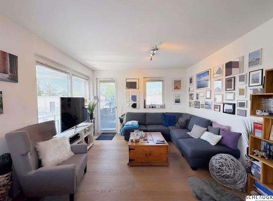 Wohnzimmer mit Terrasse und Balkon