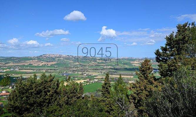 Zeitgemäße Landvilla in nachhaltiger Holzbauweise mit Panoramablick bei Potenza Picena