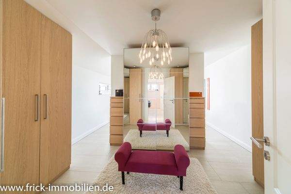 25-Ankleidebereich OG.JPG