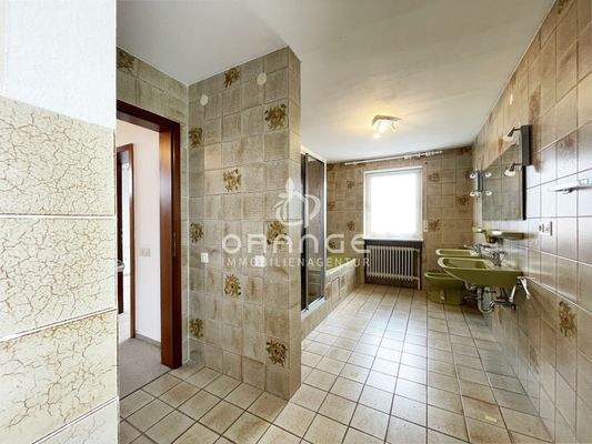 ...und zum riesigen Badezimmer