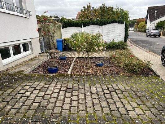 Pkw-Stellplätze vor dem Haus