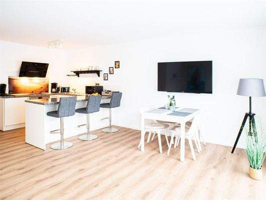 kueche-und-essbereich-mit-flachbildschirm