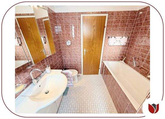 Dusch-Wannen-Bad mit Bidet, Fenster, WC