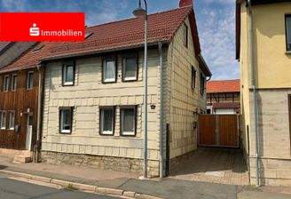 Einfahrt zum Hof und den Garagen