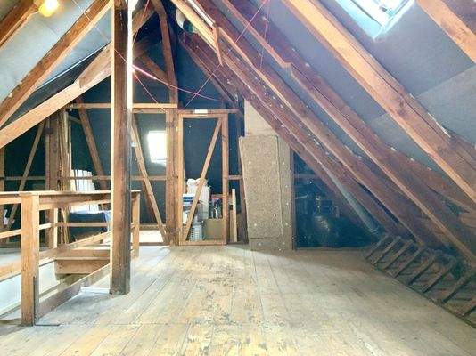 Stauraum im Dachboden