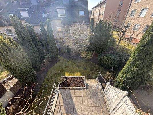 Blick vom Balkon in den Garten