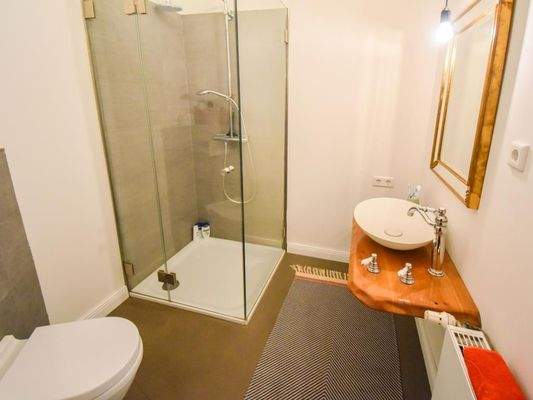 Badezimmer mit ebenerdiger Dusche