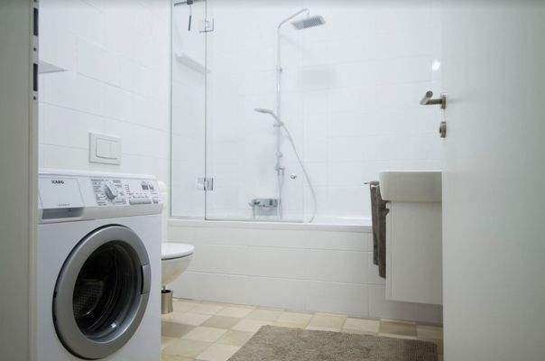 Badezimmer mit Waschmaschine