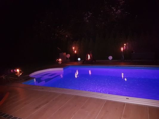 Pool beleuchtet