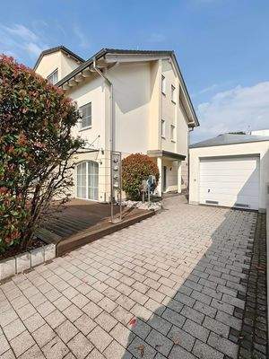 Einfahrt & Garage