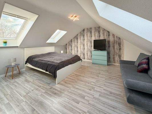 13. Großzügiger und heller Schlafraum unterm Dach.jpg