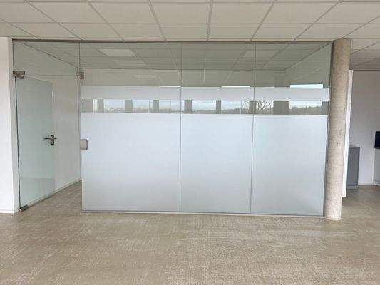 Einzelbüro neben Hauptraum