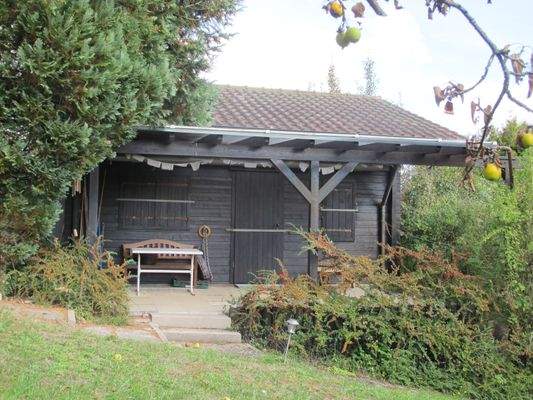Blockhaus mit Terrasse, Markise und Unterkellerung