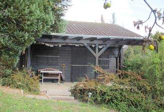Blockhaus mit Terrasse, Markise und Unterkellerung