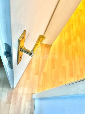 Laminat und weiße Furniertüren