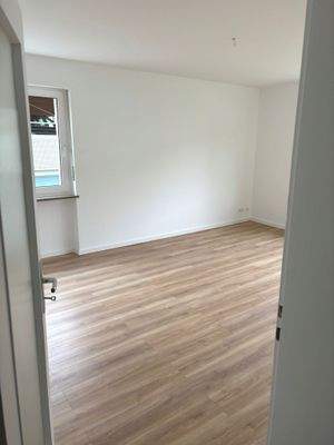 Leeres Zimmer mit Fenster