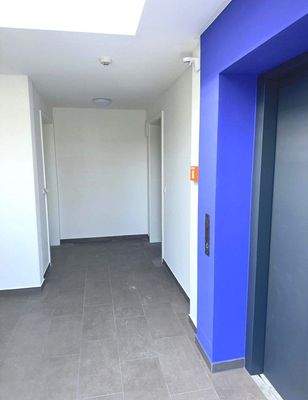 Hausflur 2. OG_Zugang Wohnung.JPG