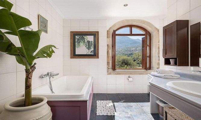 Kreta, Kournas: Luxuriöse Steinvilla mit Meer- und Bergblick