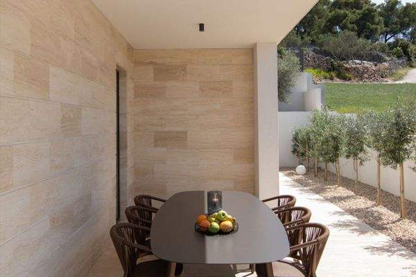 Einladender Essbereich auf der Terrasse