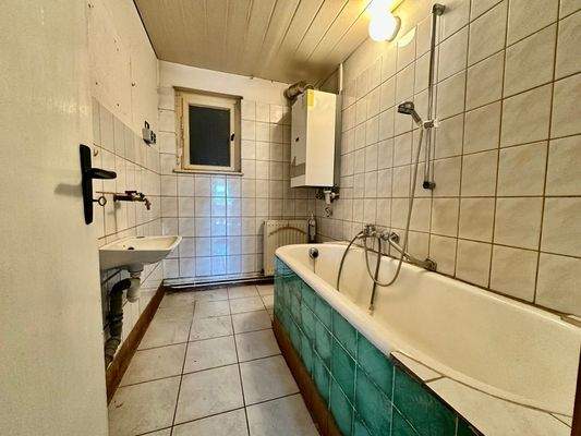 sanierungsbedürftiges Badezimmer