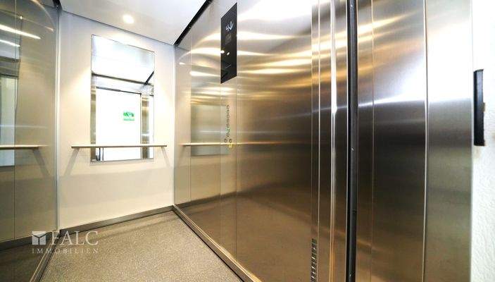 Neuer, moderner Aufzug_