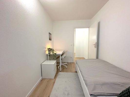 Helles Zimmer mit Balkonzugang