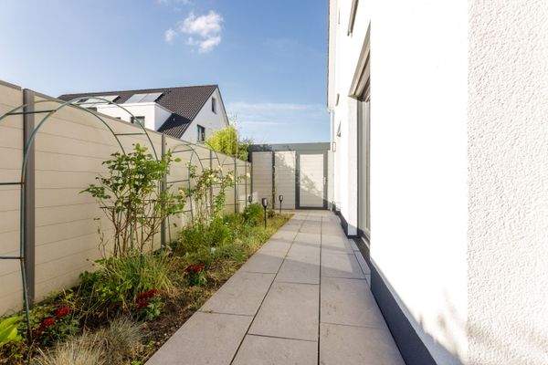 Sichtschutz neben dem Haus und Eingang Geräteraum/Carport.jpg