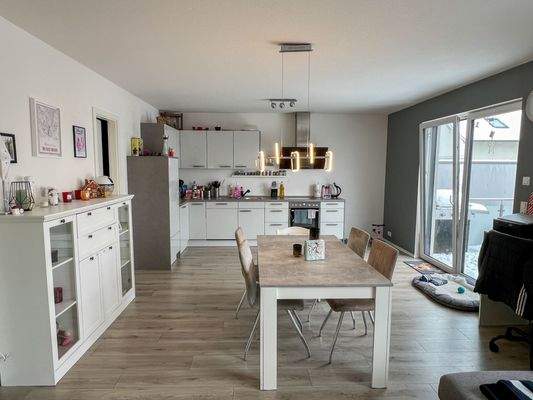 Esszimmer und Küche