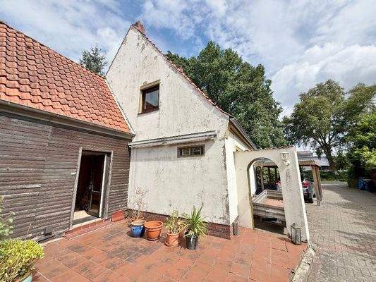 Nebeneingang mit Terrasse / vorderes Haus