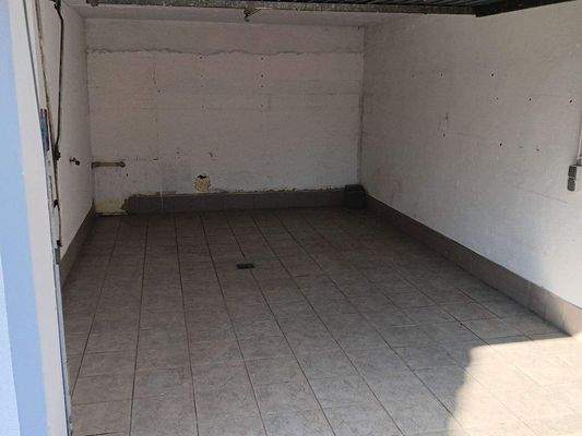 Garage mit Seiteneingang