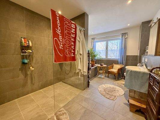 Wohnhaus EG: Bad mit Fenster und XXL-Dusche