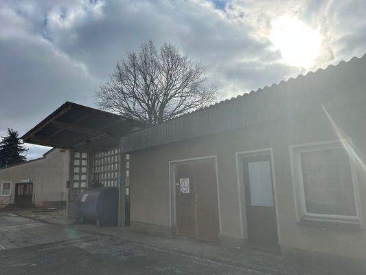 Ehemaliges Pförtnerhaus mit Tankstelle