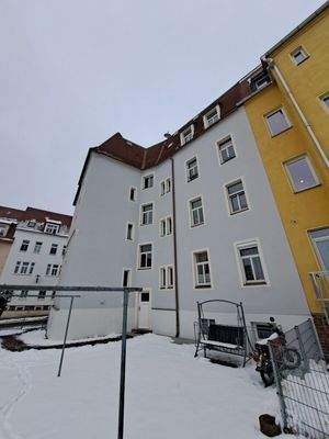 Rückansicht Mehrfamilienhaus mit Wäscheplatz