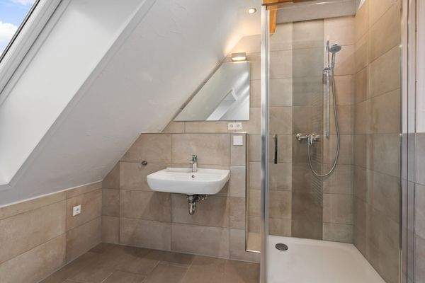 Zweites Tageslichtbad (5,35m²) mit verglaster Eckdusche ...