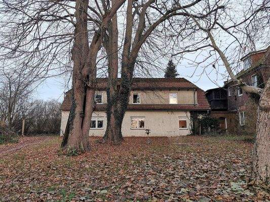 Blick auf die Rückseite des 2. Hauses. Von beiden Häussern hat man einen weiten Blick in den sehr großen Garten bis zu den Pferden hin.