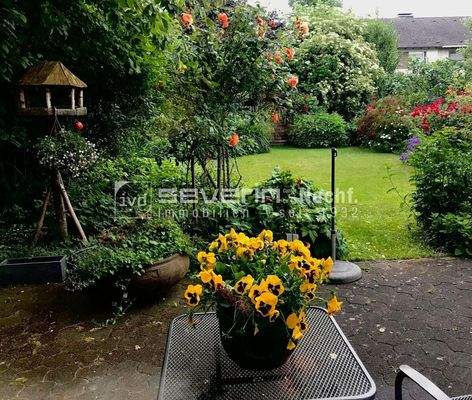 Garten zur Sommerzeit