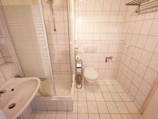 Bad mit Dusche und WMA