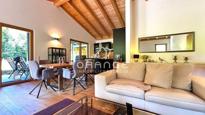 lichtdurchflutender Wohnbereich