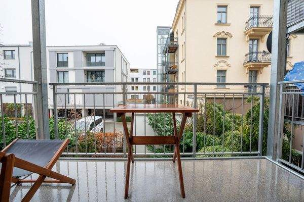 Südbalkon zum grünen Innenhof