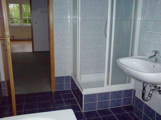 mit Dusche und Wanne