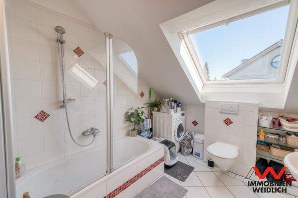 Bad mit Wanne im Dachgeschoss