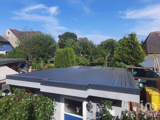 Blick vom Balkon zum Garten