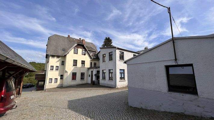 Blick auf das Wohnhaus mit Gewerbeanbau aus Richtung Garten