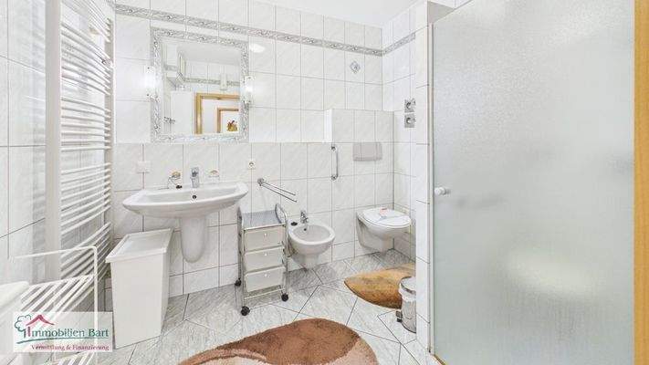 Bad mit bodentiefer Dusche